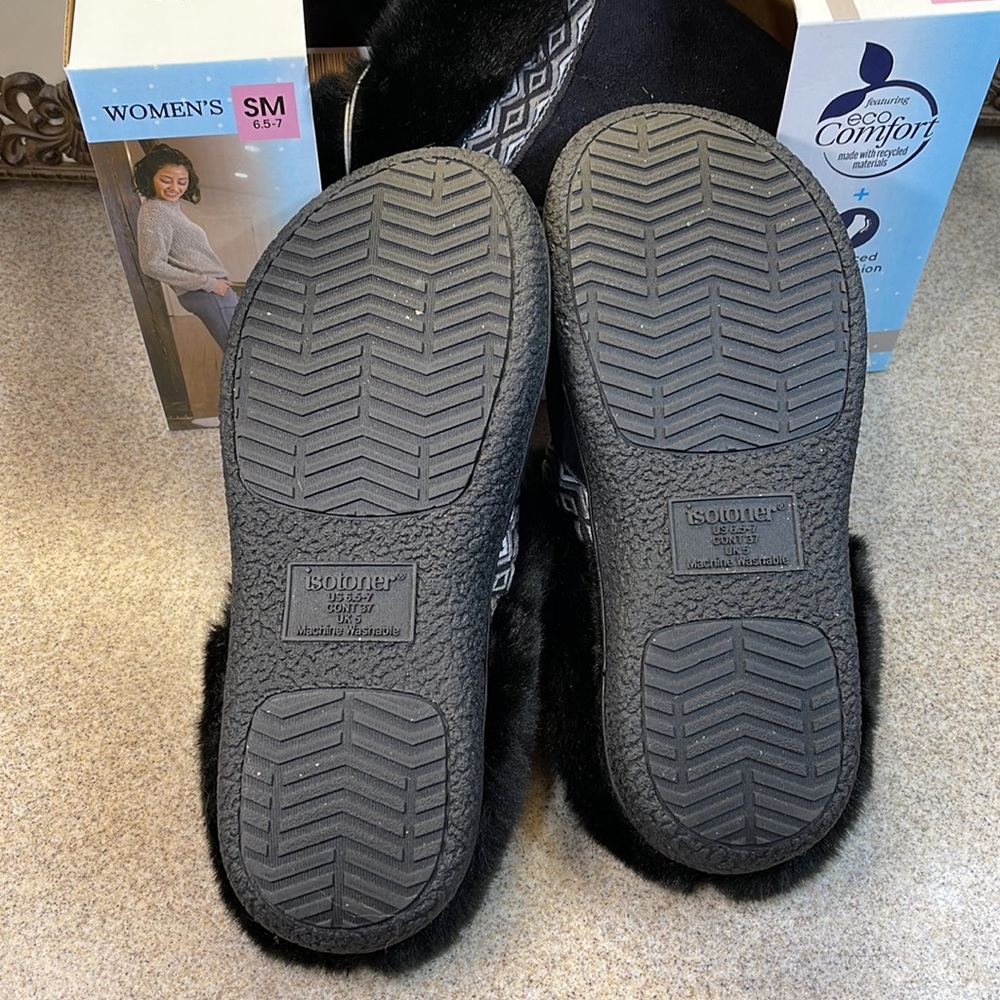 ISOTONER MEMORY FOAM.  SLIPPERS SM 6.5-7 black - Picture 4 of 11